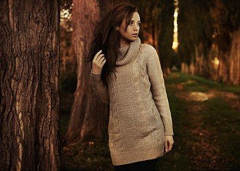 Nostalgic young woman walking in a autumn park